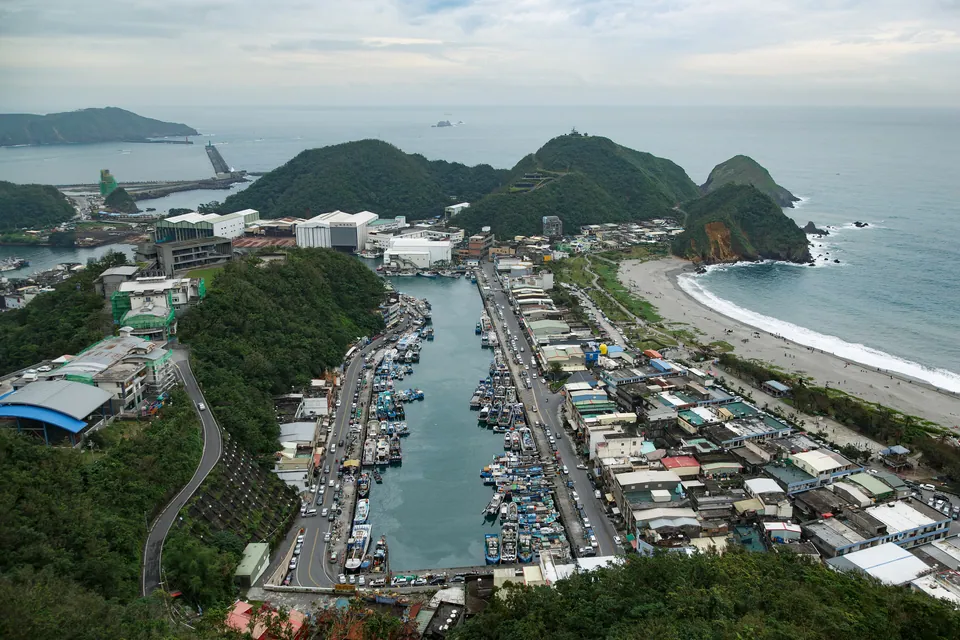 南方澳海岸線、山岬與漁港全景