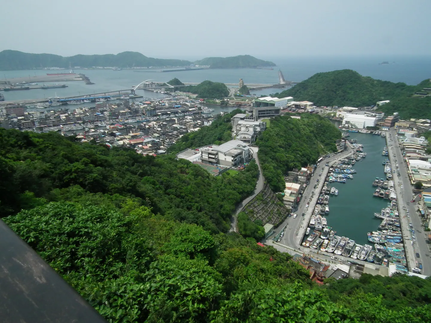 由高處俯瞰南方澳港區、聚落與太平洋