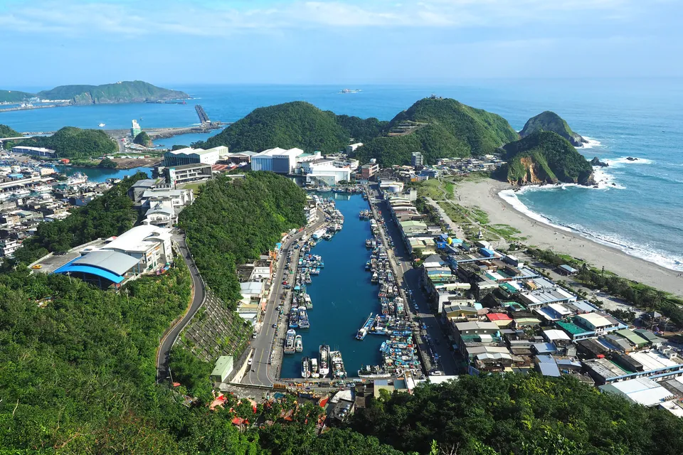 內埤漁港、海灣與筆架山方向